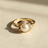 Elegant Ring with Pearl and Brilliant Gold