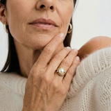 Elegant Ring with Pearl and Brilliant Gold