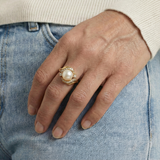 Elegant Ring with Pearl and Brilliant Gold