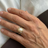Elegant Ring with Pearl and Brilliant Gold